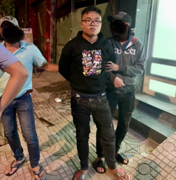 Đối tượng này khai vừa quen bạn gái tên Tuyết (SN 1995, ngụ quận 10). Tuy nhiên, trước khi quen Phi, Tuyết và T. đã có một thời gian dài yêu nhau và mới chia tay hồi tháng 6/2022. Trong thời gian quen nhau, T. có vay của một số ngân hàng và công ty tín dụng số tiền khoảng 100 triệu đồng. T. cung cấp số của Tuyết để làm số điện thoại tham chiếu. Sau khi chia tay, T. không trả nợ ngân hàng nên nhiều lần Tuyết bị ngân hàng gọi điện để đòi tiền.