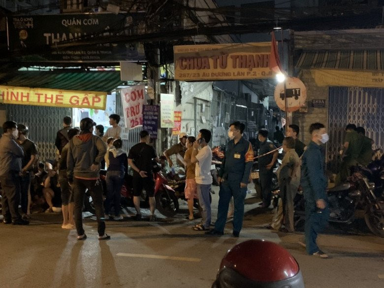 Đồng thời, hiện trường có sự xáo trộn chứng tỏ trước đó nạn nhân và hung thủ có xô xát với nhau. Khám nghiệm tử thi cho thấy, nạn nhân tử vong do sốc mất máu vì vết đâm chí mạng gây thủng tim. Ngoài ra, trên người nạn nhân còn có thêm nhiều vết đâm khác. Nhiều nhân chứng sống gần căn nhà trọ với nạn nhân cho biết, vào khoảng 16h cùng ngày, có 2 thanh niên đi xe máy đến nhà anh T. rồi xảy ra cự cãi lớn tiếng. Sau đó khoảng 15 phút, 2 thanh niên này bỏ đi. (Con hẻm nơi phát hiện nam thanh niên tử vong) 