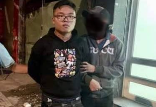 Đến khoảng 4h ngày 12/9/2022, cơ quan công an đã bắt được Long Hoàng Phi (SN 1999, ngụ quận 10) khi đang “phê” ma túy tại nhà của bạn ở quận 6. Long Thành Phi vẫn chưa hết bất ngờ vì khi các trinh sát ập vào bắt giữ, Phi không nghĩ sẽ bị các trinh sát lần ra và bắt giữ ngay trong đêm.