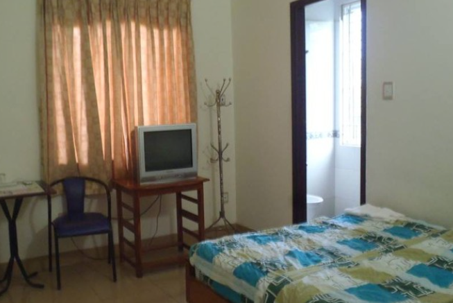 Đối tượng vào thuê nhà nghỉ như một vị khách bình thường. Xe máy Đức gửi và cố ý cho mọi người nhìn thấy. Đến sáng 18/11, Đức thuê một xe máy khác rồi tháo biển kiểm soát. Gã đội mũ, bịt mặt, đeo bao tay rồi điều khiển xe một mạch về Bến Cát. Đức lượn lờ vài vòng quanh phòng giao dịch ngân hàng, thấy vắng người, hắn dựng xe và để nổ máy rồi đi vào. Tại đây Đức rút súng ra uy hiếp, bắt nhân viên ngân hàng phải đưa tiền. Tuy nhiên, chưa lấy được đồng nào thì lo sợ bị bắt, Đức nhanh chân tẩu thoát. (Ảnh minh họa, nguồn internet) 