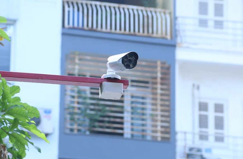 Qua kiểm tra hệ thống camera nhà dân, công an đã dựng lên chân dung bước đầu của nghi phạm. Đó là một thanh niên cao khoảng 1m65, dáng người cân đối, đầu đội mũ, mặt bịt khẩu trang và có đeo găng tay. Đối tượng sử dụng chiếc xe máy hiệu Hoda màu đỏ, đi lại nhiều lần trước phòng giao dịch ngân hàng trước khi xông vào. Như vậy có thể thấy tên cướp có sự quan sát, lựa chọn từ trước. Sau khi gây án, đối tượng đã đi về hướng TP Vũng Tàu. (Ảnh minh họa, nguồn internet)