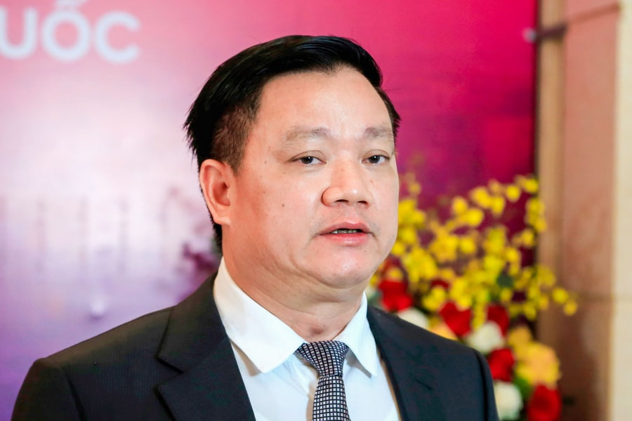 Ông Nguyễn Khắc Thận (sinh năm 1974, quê xã An Thanh, huyện Quỳnh Phụ, tỉnh Thái Bình; thường trú tại phường Trần Lãm, TP Thái Bình, tỉnh Thái Bình). Ông là Cử nhân Cao đẳng Kiểm sát (Trường Cao đẳng Kiểm sát Hà Nội), Cử nhân Luật (trường Đại học Quốc gia Hà Nội), Thạc sĩ Quản lý kinh tế (Học viện Nông nghiệp Việt Nam); trình độ lý luận chính trị Cao cấp. Trước khi được bầu làm Bí thư Tỉnh ủy Thái Bình, ông Nguyễn Khắc Thận từng giữ các chức vụ: Chủ tịch, Bí thư Huyện ủy Quỳnh Phụ; Giám đốc Sở Nội vụ; Phó Chủ tịch UBND tỉnh Thái Bình; Chủ tịch UBND tỉnh Thái Bình... 