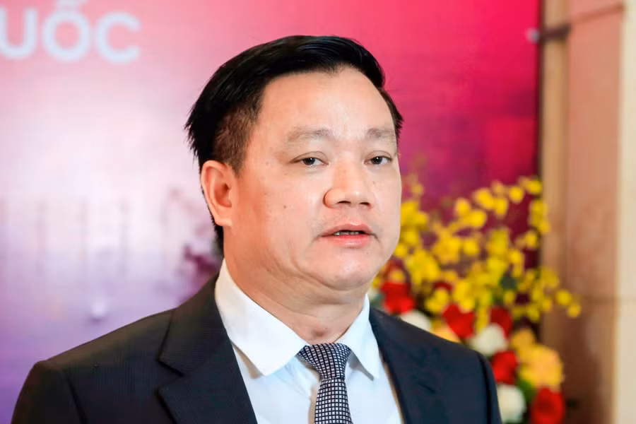 Ông Nguyễn Khắc Thận (sinh năm 1974, quê xã An Thanh, huyện Quỳnh Phụ, tỉnh Thái Bình; thường trú tại phường Trần Lãm, TP Thái Bình, tỉnh Thái Bình). Ông là Cử nhân Cao đẳng Kiểm sát (Trường Cao đẳng Kiểm sát Hà Nội), Cử nhân Luật (trường Đại học Quốc gia Hà Nội), Thạc sĩ Quản lý kinh tế (Học viện Nông nghiệp Việt Nam); trình độ lý luận chính trị Cao cấp. Trước khi được bầu làm Bí thư Tỉnh ủy Thái Bình, ông Nguyễn Khắc Thận từng giữ các chức vụ: Chủ tịch, Bí thư Huyện ủy Quỳnh Phụ; Giám đốc Sở Nội vụ; Phó Chủ tịch UBND tỉnh Thái Bình; Chủ tịch UBND tỉnh Thái Bình... 