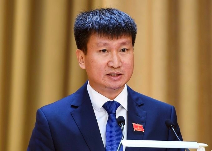 Ông Trần Huy Tuấn, sinh ngày 28/8/1974; quê quán xã Hoàng Thắng, huyện Văn Yên, tỉnh Yên Bái. Ông đã từng kinh qua nhiều vị trí công tác tại tỉnh Yên Bái, trong đó có chức vụ Chánh Văn phòng UBND tỉnh, Bí thư Huyện ủy Văn Yên, Chủ tịch HĐND huyện Văn Yên, Trưởng Ban Tổ chức Tỉnh ủy, Phó Bí thư Tỉnh ủy, Chủ tịch UBND tỉnh Yên Bái nhiệm kỳ 2016-2021. 