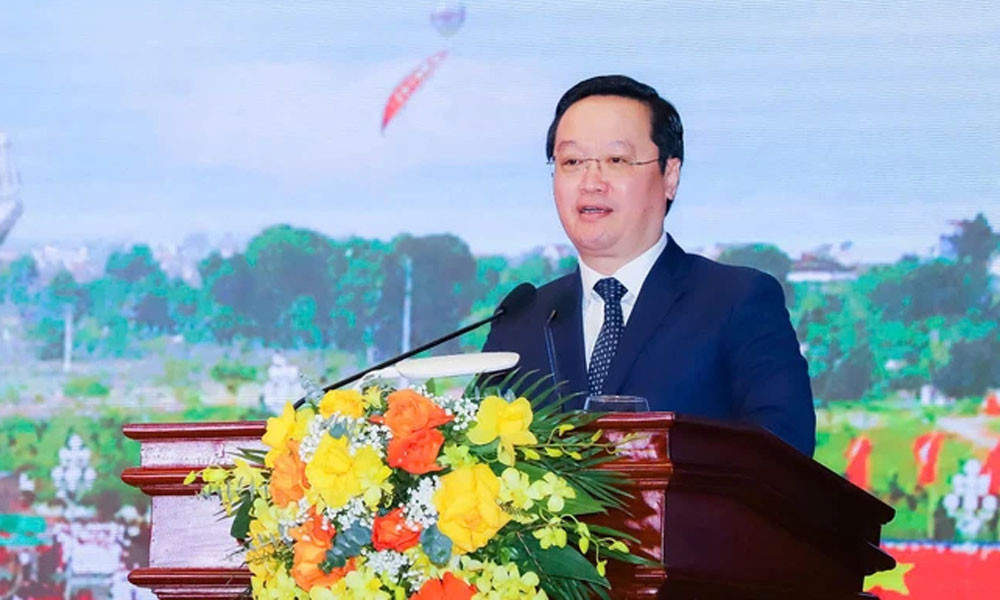 Ông được Thủ tướng bổ nhiệm giữ chức vụ Thứ trưởng Bộ Kế hoạch và Đầu tư từ ngày 28/1/2019. Trước đó, ông Trung từng giữ các chức vụ: Vụ trưởng Vụ Tổ chức cán bộ, Vụ trưởng Vụ Kinh tế địa phương và lãnh thổ, Vụ trưởng Vụ Kết cấu hạ tầng và đô thị (Bộ Kế hoạch và Đầu tư). Tháng 2/2020, ông được điều động làm Phó Bí thư Tỉnh ủy Nghệ An. Tháng 3/2020, Phó Bí thư Tỉnh ủy, Chủ tịch UBND tỉnh Nghệ An. Tháng 10/2020, Phó Bí thư Tỉnh ủy Nghệ An khóa XIX, nhiệm kỳ 2020 - 2025, Chủ tịch UBND tỉnh Nghệ An. Ngày 4/7/2021, ông tái đắc cử chức Chủ tịch UBND tỉnh Nghệ An nhiệm kỳ 2021 - 2026. 