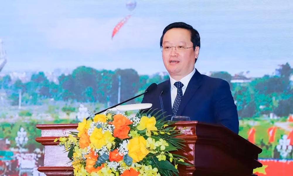 Ông được Thủ tướng bổ nhiệm giữ chức vụ Thứ trưởng Bộ Kế hoạch và Đầu tư từ ngày 28/1/2019. Trước đó, ông Trung từng giữ các chức vụ: Vụ trưởng Vụ Tổ chức cán bộ, Vụ trưởng Vụ Kinh tế địa phương và lãnh thổ, Vụ trưởng Vụ Kết cấu hạ tầng và đô thị (Bộ Kế hoạch và Đầu tư). Tháng 2/2020, ông được điều động làm Phó Bí thư Tỉnh ủy Nghệ An. Tháng 3/2020, Phó Bí thư Tỉnh ủy, Chủ tịch UBND tỉnh Nghệ An. Tháng 10/2020, Phó Bí thư Tỉnh ủy Nghệ An khóa XIX, nhiệm kỳ 2020 - 2025, Chủ tịch UBND tỉnh Nghệ An. Ngày 4/7/2021, ông tái đắc cử chức Chủ tịch UBND tỉnh Nghệ An nhiệm kỳ 2021 - 2026. 