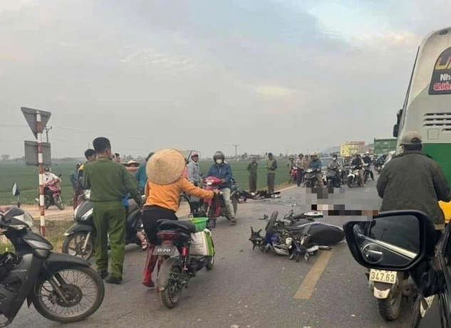 Va cham voi xe may va o to, nam sinh 15 tuoi tu vong