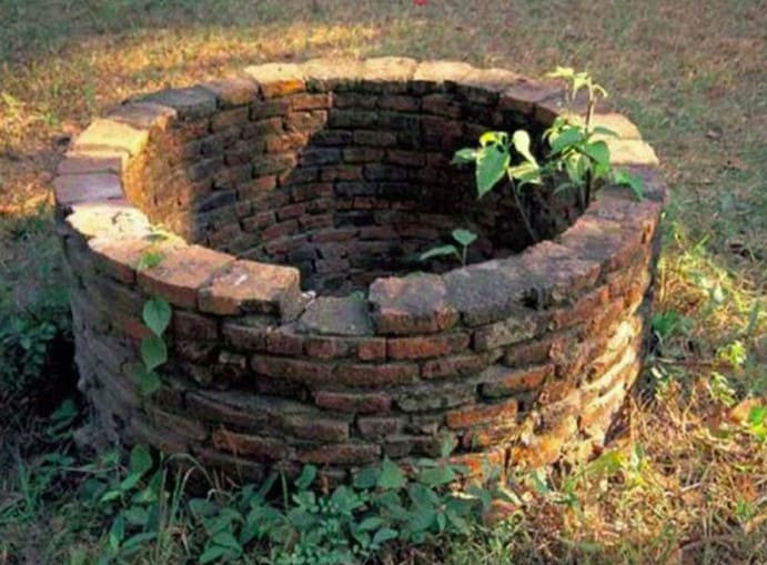 Sau đó, Phú lại vờ gọi một người bạn của hắn là anh Đỗ Đức Đông (SN 1988, nhà ở xóm Lê Lợi 2) đến mò hộ cho hắn chùm chìa khoá bị rơi xuống giếng. Tuy nhiên, nhìn miệng giếng đen ngòm, anh Đông từ chối. (Ảnh minh họa, nguồn internet)