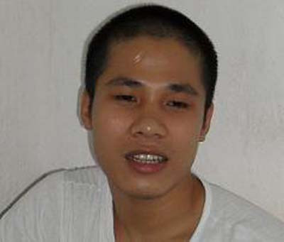 Tại cơ quan điều tra, ban đầu Phú quanh co khai hắn chỉ là người hỗ trợ anh họ ra tay sát hại nạn nhân để cướp tài sản. Tuy nhiên, người mà Phú đổ tội là anh họ bị động kinh từ nhỏ. Một nhân chứng cho biết nhìn thấy Phú định đốt thứ gì đó ở quán sửa xe của y. Lúc đó, thấy có người nhìn, Phú không đốt mà vội ném về phía cửa sổ. Rất may, chiếc sim điện thoại, vật chứng cuối cùng của nạn nhân đã được tìm thấy.