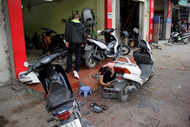 Lừa hụt cả hai người, 8h ngày 25/5/2010, Phú đi từ quán sửa chữa xe máy về nhà ở xóm 10 Ao La, xã Minh Tân, với cái đầu quay cuồng về nợ nần, tiền bạc. Hắn chợt nhìn thấy chị P lúc này mới đi làm xa về đang đứng quét sân một mình nên nảy sinh ý đồ xấu. (Ảnh minh họa, nguồn internet)