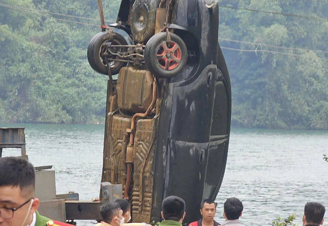 Phat hien thi the trong o to roi xuong ho thuy dien Hoa Binh