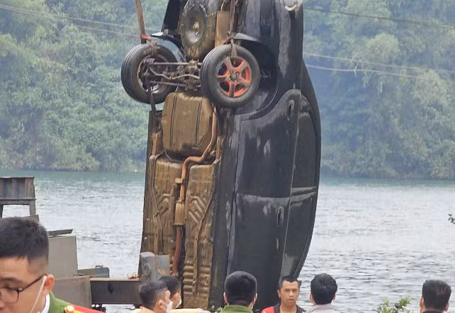 Phat hien thi the trong o to roi xuong ho thuy dien Hoa Binh