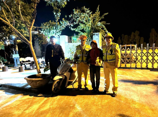 Bat nam thanh nien trom xe may roi chay len cao toc