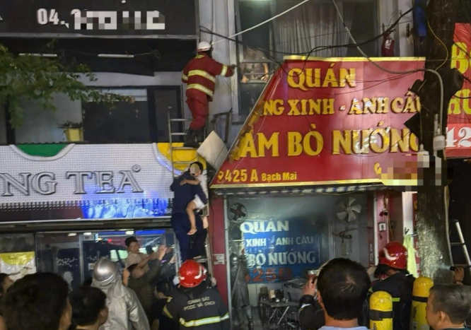 Chay nha 5 tang tren pho Ha Noi, 3 nguoi duoc cuu thoat