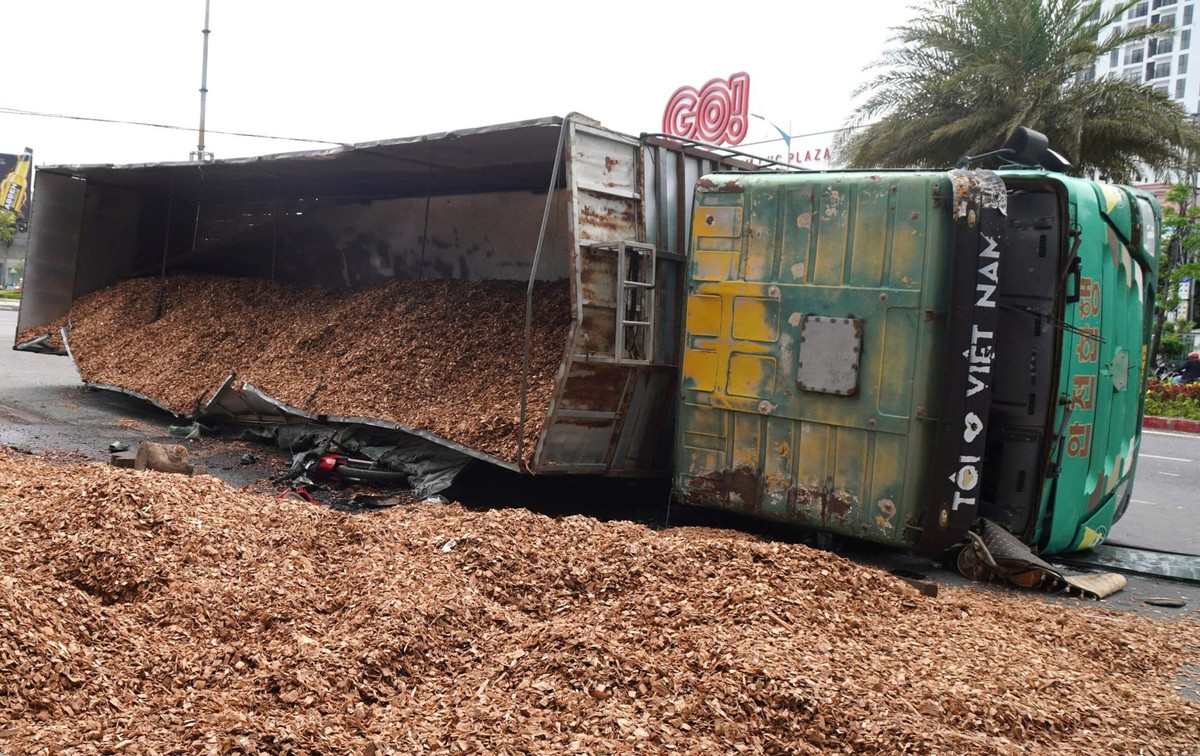  Xe tải lật đè 3 người tử vong ở Bình Định: Khoảng 10h16 ngày 20/10, xe tải BKS: 77H - 02517 do tài xế Nguyễn Minh Tâm (34 tuổi, trú tại huyện Phù Mỹ, Bình Định) chở gỗ dăm chạy trên đường Tây Sơn, TP Quy Nhơn. Khi đến khu vực phường Quang Trung, TP Quy Nhơn, xe tải bất ngờ lật nghiêng, đè trúng 3 người đi trên xe máy tử vong. Ngay khi tai nạn xảy ra, Chủ tịch UBND tỉnh Bình Định đã tổ chức đoàn thăm hỏi, hỗ trợ, chia sẻ nỗi đau cùng với gia đình có người thân gặp nạn. 