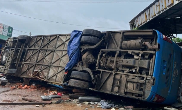  Lật xe khách giường nằm, 4 người tử vong ở Đắk Lắk: Khoảng 3h30 ngày 11/9, tại Km1684, quốc lộ 14 (đoạn qua thôn 1, xã Ea H'leo, huyện Ea H'leo), xe khách giường nằm mang BKS 50H-308.53 chở theo hơn 10 hành khách lưu thông theo hướng Đắk LắK - Gia Lai, bất ngờ mất lái lao vào bên đường rồi lật nghiêng. Hậu quả vụ tai nạn là 3 người tử vong tại chỗ, 1 người tử vong ở bệnh viện; nhiều người bị thương được cấp cứu tại bệnh viện. 