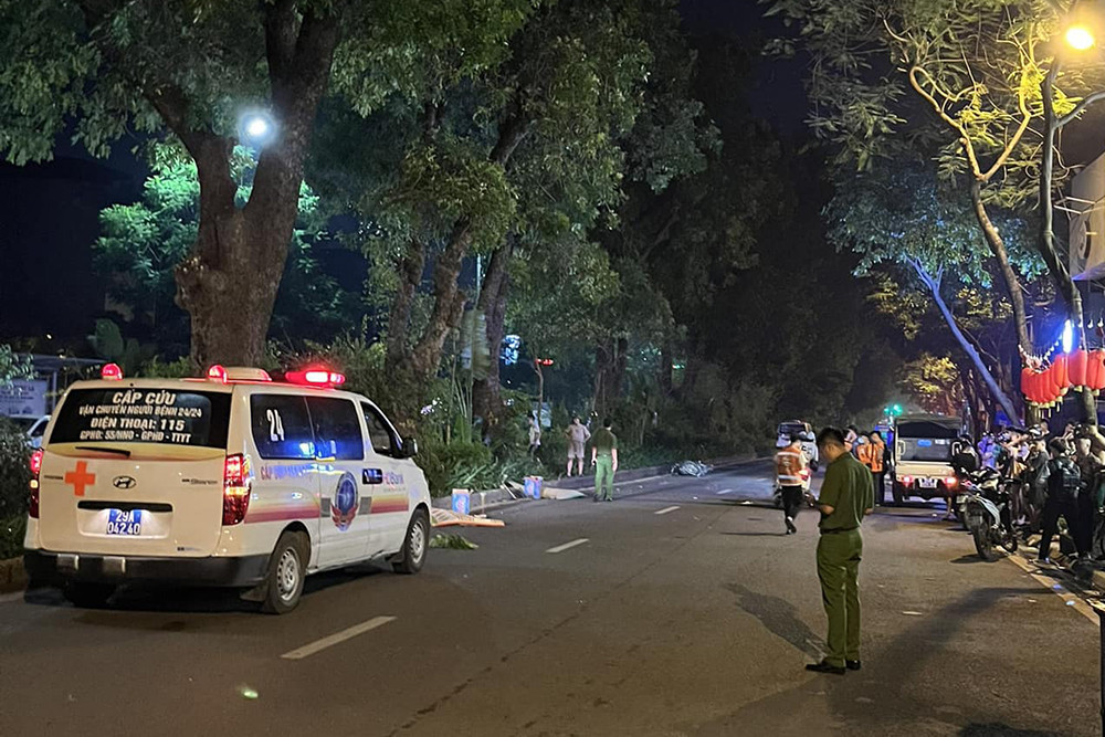  3 thanh niên tử vong trên đường Láng trong đêm: Khoảng 1h17 ngày 12/6, tại khu vực đối diện số nhà 790 đường Láng (phường Láng Thượng, quận Đống Đa) xảy ra vụ một xe máy không mang biển kiểm soát đâm vào dải phân cách giữa và hàng cây xà cừ, khiến 3 người thiệt mạng. Thời điểm xảy ra tai nạn, xe máy này lưu thông trên đường Láng theo hướng từ Ngã Tư Sở đi quận Cầu Giấy, trên xe có 3 người. Sau cú va chạm mạnh với dải phân cách đường, 3 người đi trên xe ngã ra đường, 2 người tử vong tại chỗ, 1 người được đưa đi cấp cứu tại Bệnh viện nhưng không qua khỏi. 