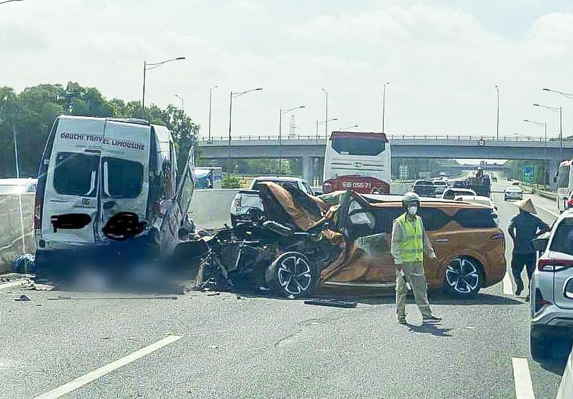  Tai nạn ô tô ở cao tốc Hà Nội-Hải Phòng, 2 người tử vong, nhiều người bị thương: Ngày 11/7, tại Km 49+400 đường cao tốc Hà Nội - Hải Phòng (hướng đi Hải Phòng) thuộc địa phận Thị trấn Gia Lộc, Hải Dương đã xảy ra tai nạn. Thời điểm trên, xe bán tải do Đặng Quốc Hoàng (SN 1983) điều khiển đi chậm để tránh chướng ngại vật thì bất ngờ xe 16 chỗ đi cùng chiều đâm vào phía sau. Sau va chạm, ba người đứng trước đầu xe khách để tranh luận thì bị xe ô tô con BKS 30K-757.XX do tài xế Trần Ngọc Thế từ phía sau đâm vào xe 16 chỗ khiến 2 người tử vong, nhiều người bị thương. 