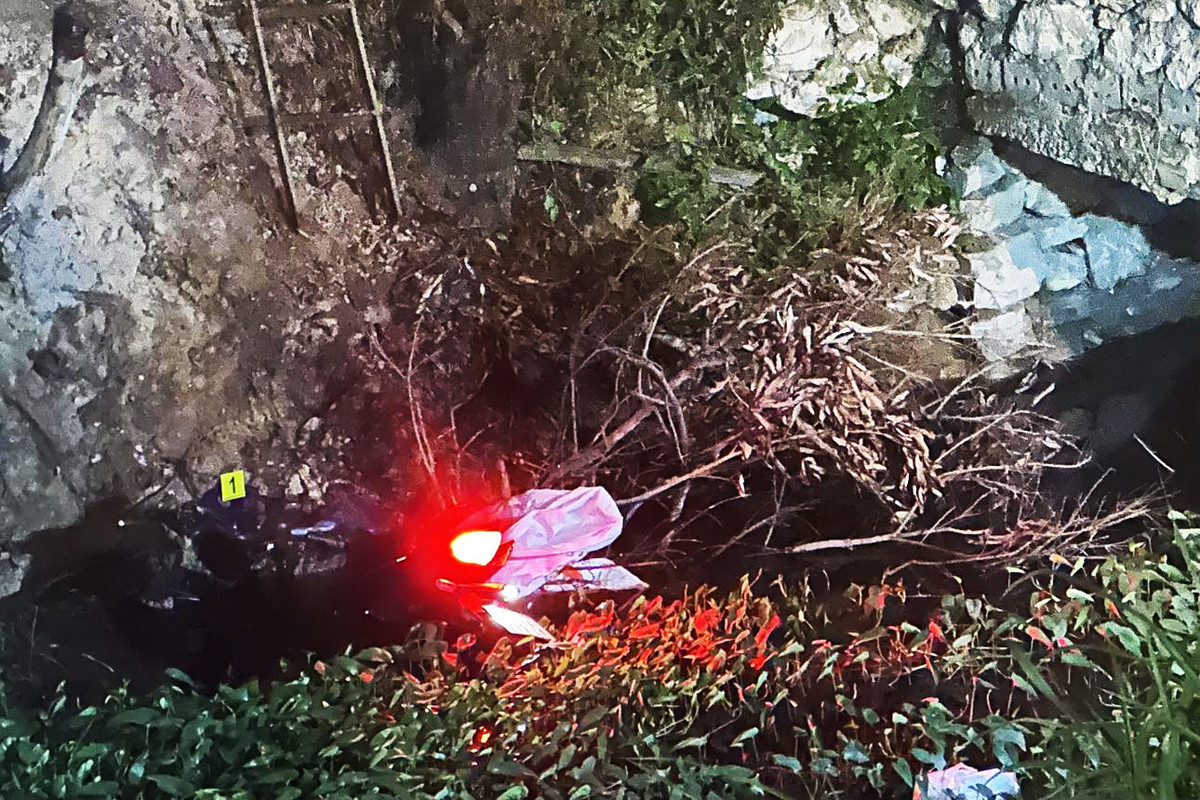  Xe máy lao xuống mương nước, 4 người trong một gia đình tử vong: khoảng 20h30 ngày 24/11, người dân phát hiện 4 người cùng 1 xe máy ở dưới mương nước gần Trường Tiểu học Đồng Lạc (xã Đồng Lạc, huyện Chương Mỹ, Hà Nội). Tại hiện trường, xe máy vẫn bật khóa điện, cắm đầu xuống mương, nước ngập qua thân xe hơn 1m. Ba người tử vong tại chỗ gồm: 1 phụ nữ trên 40 tuổi, 1 nam giới khoảng 20 tuổi và cháu bé tầm 1 tuổi. Cháu bé 9 tuổi tử vong tại bệnh viện. 