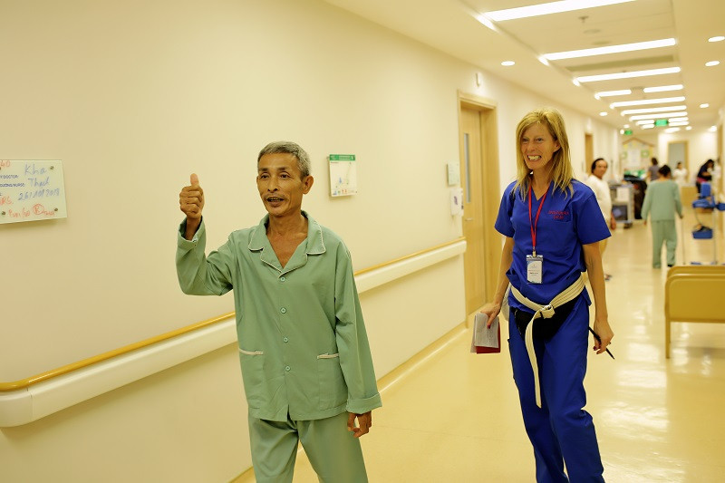 Vinmec Da Nang & OW phau thuat thay khop mien phi cho benh nhan ngheo mien Trung-Hinh-3