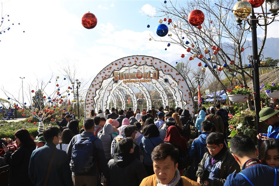 Le hoi mua dong, gia ve cap treo Fansipan giam toi 50%-Hinh-7