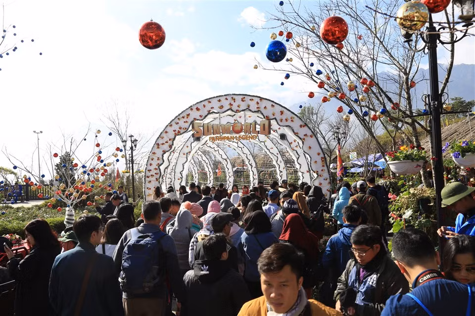 Le hoi mua dong, gia ve cap treo Fansipan giam toi 50%-Hinh-7