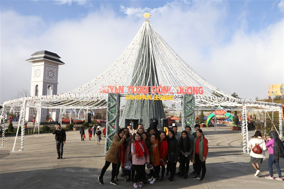 Le hoi mua dong, gia ve cap treo Fansipan giam toi 50%-Hinh-6