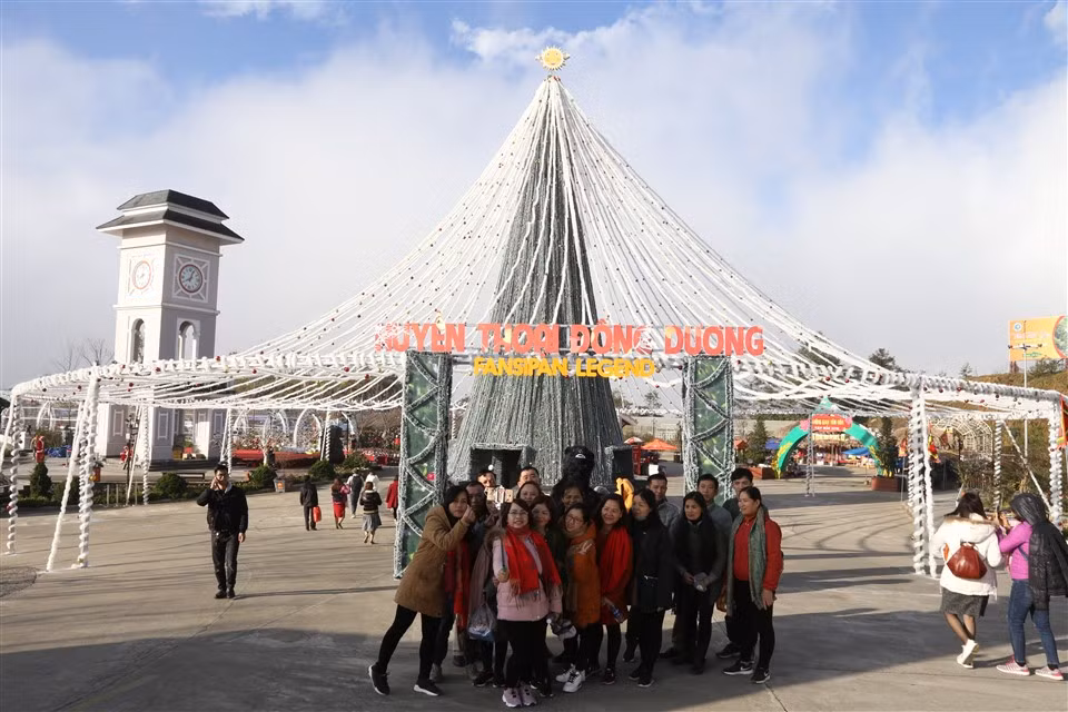 Le hoi mua dong, gia ve cap treo Fansipan giam toi 50%-Hinh-6