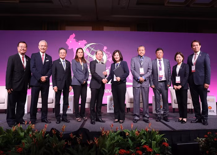 T&T Group cung YCH trao bien ban ghi nho thanh lap Trung tam tang truong thong minh