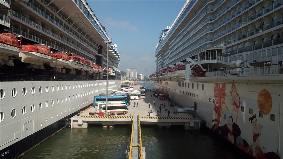 Du thuyen “sieu sang” lien tiep cap cang Ha Long-Hinh-5