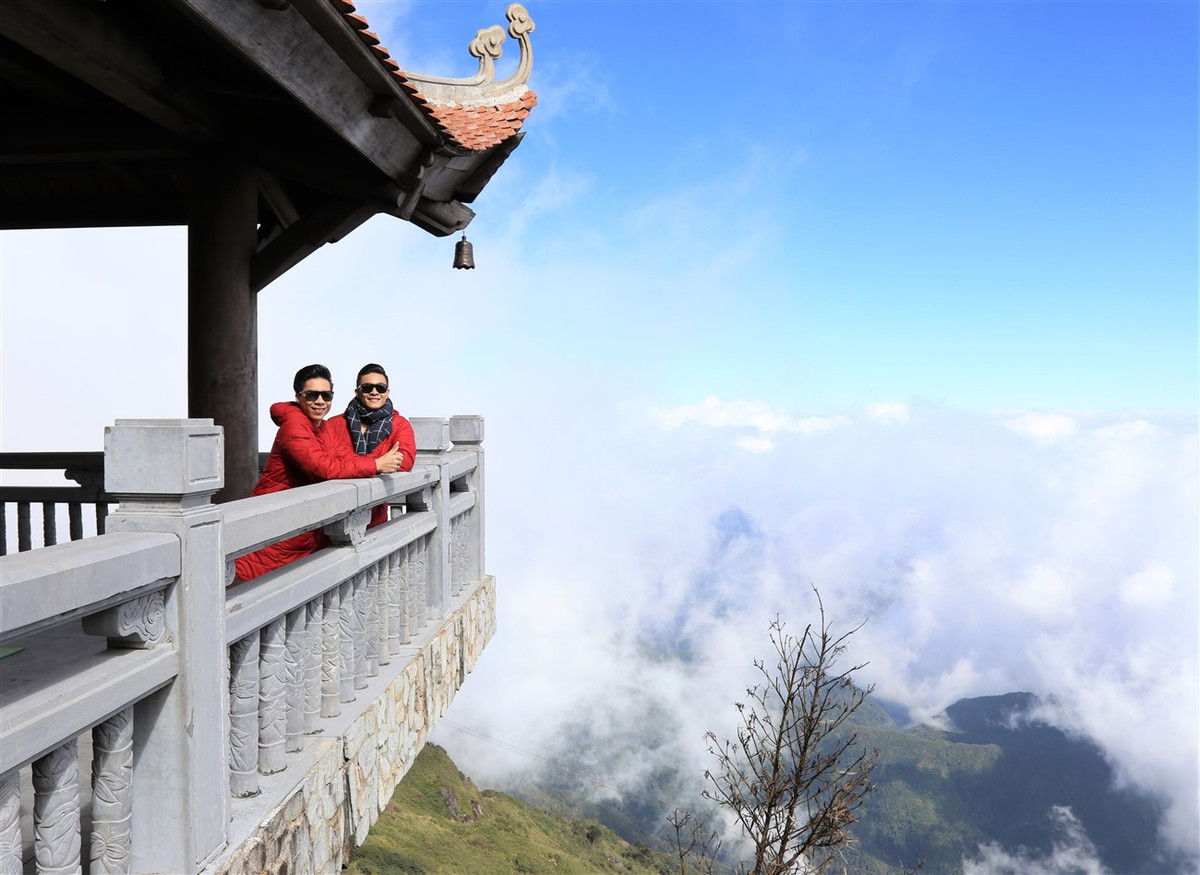 Bat gap gia dinh Quoc Co, Quoc Nghiep tay trong tay tren dinh thieng Fanspan-Hinh-6