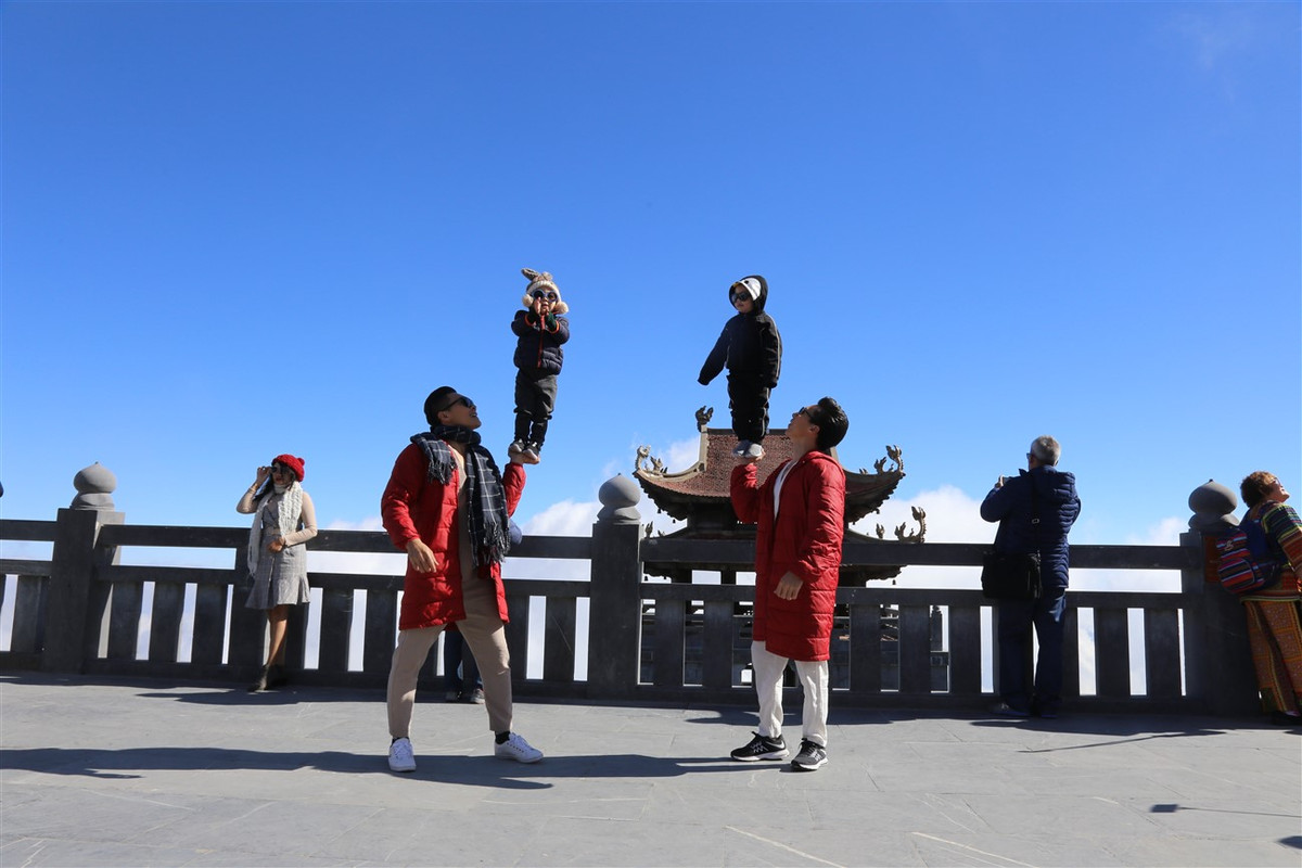 Bat gap gia dinh Quoc Co, Quoc Nghiep tay trong tay tren dinh thieng Fanspan-Hinh-5