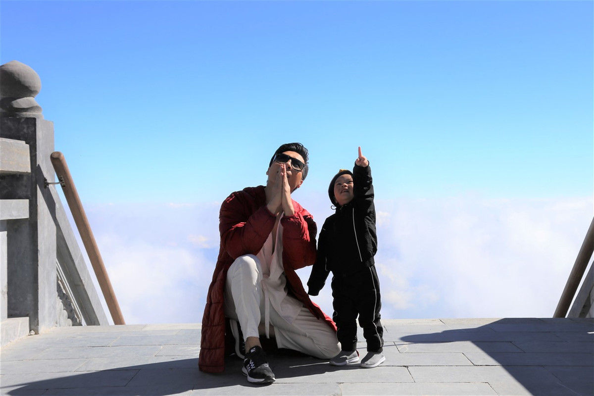 Bat gap gia dinh Quoc Co, Quoc Nghiep tay trong tay tren dinh thieng Fanspan-Hinh-3