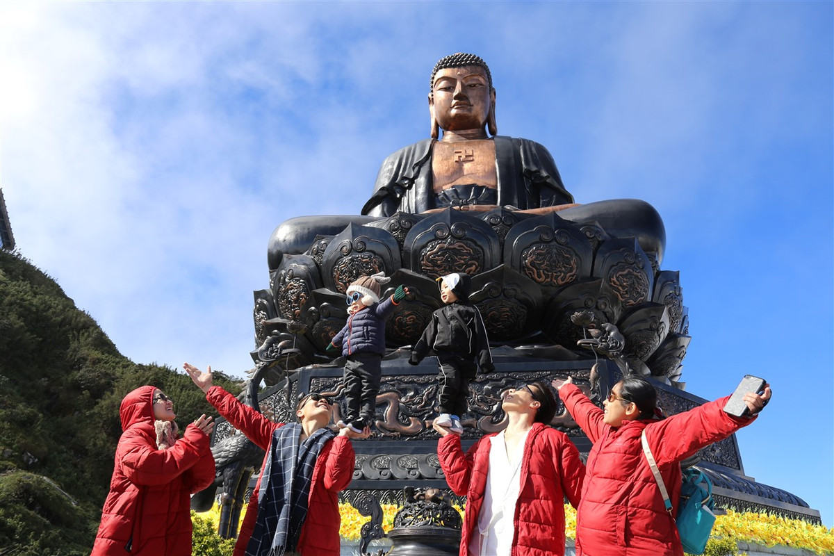 Bat gap gia dinh Quoc Co, Quoc Nghiep tay trong tay tren dinh thieng Fanspan-Hinh-7