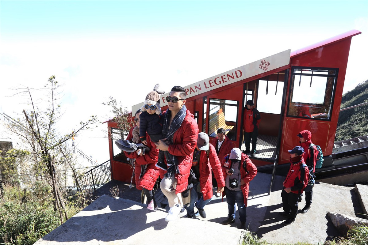 Bat gap gia dinh Quoc Co, Quoc Nghiep tay trong tay tren dinh thieng Fanspan-Hinh-2