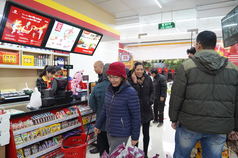 Nguoi tieu dung hao huc di sam do, nhan qua khai truong VinMart+-Hinh-3