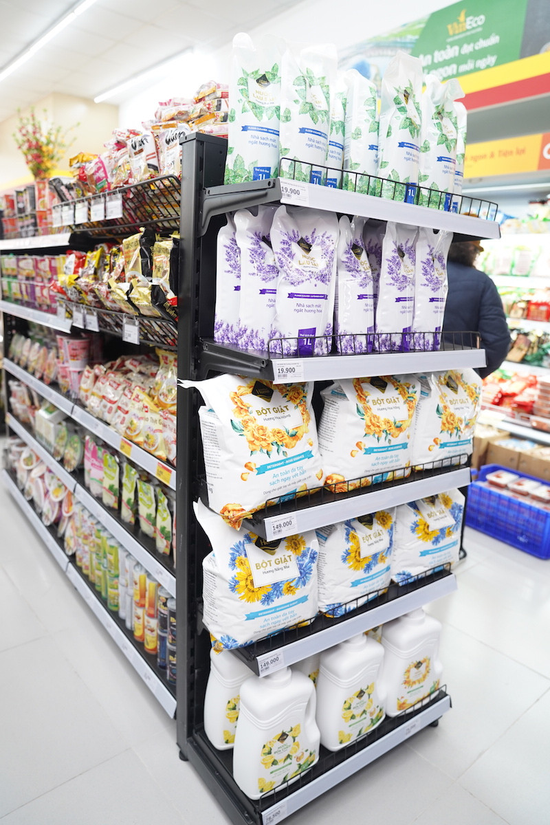 Nguoi tieu dung hao huc di sam do, nhan qua khai truong VinMart+-Hinh-7