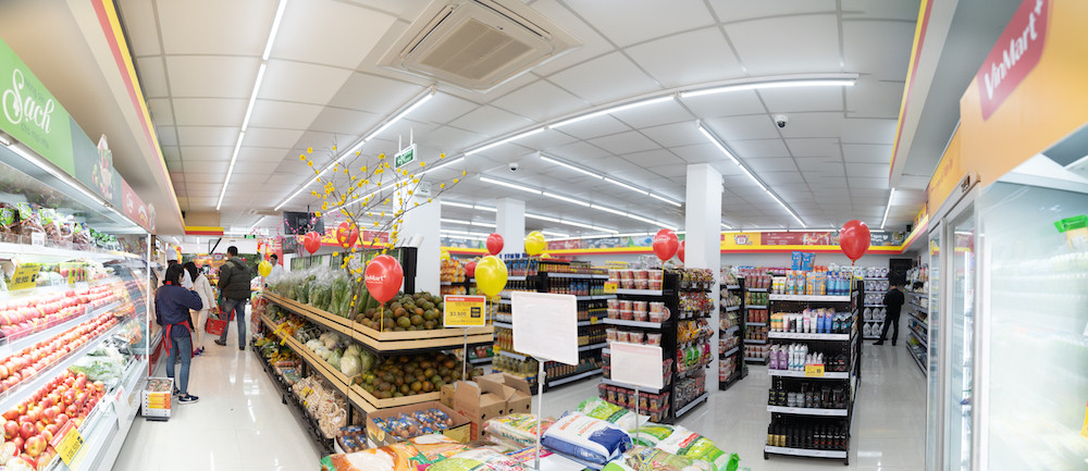 Nguoi tieu dung hao huc di sam do, nhan qua khai truong VinMart+-Hinh-4