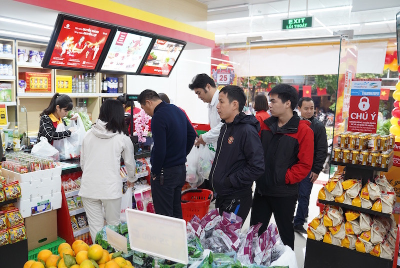 Nguoi tieu dung hao huc di sam do, nhan qua khai truong VinMart+-Hinh-9