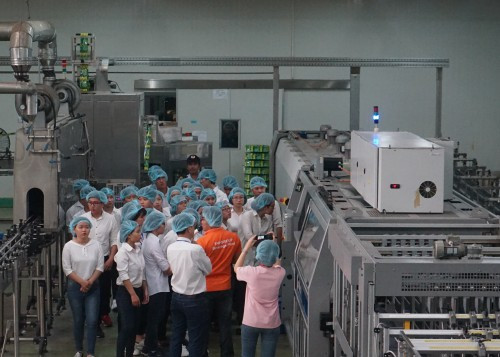 Hoc sinh, sinh vien bat ngo voi cong nghe Aseptic hien dai tai Tan Hiep Phat-Hinh-2