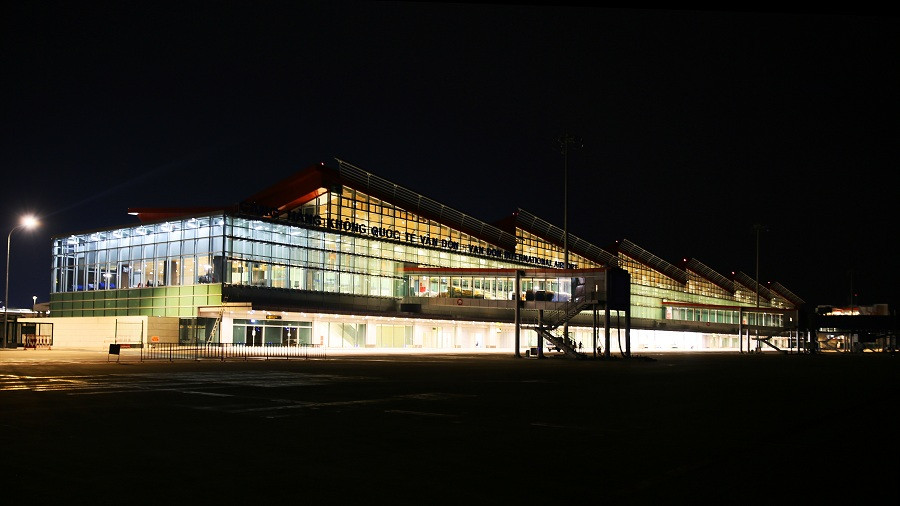 San bay quoc te Van Don dep lang man trong dem