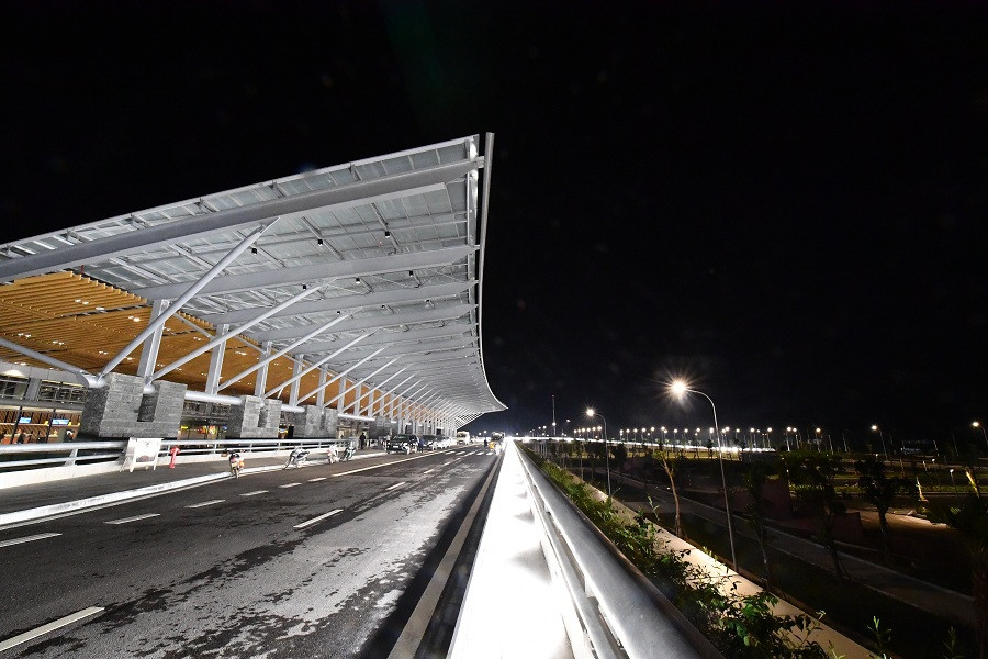 San bay quoc te Van Don dep lang man trong dem-Hinh-9