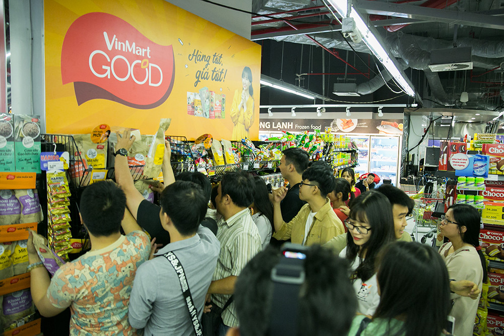 Soi dong cuoc dua mua sam trung o to VinFast tai VinMart Landmark 81-Hinh-4