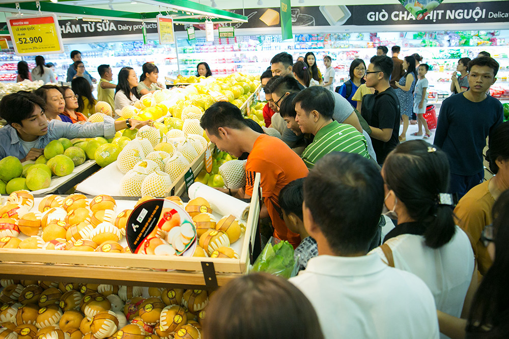 Soi dong cuoc dua mua sam trung o to VinFast tai VinMart Landmark 81-Hinh-5