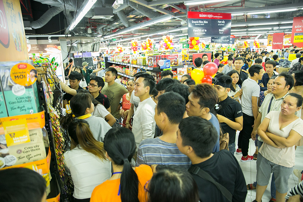 Soi dong cuoc dua mua sam trung o to VinFast tai VinMart Landmark 81-Hinh-2