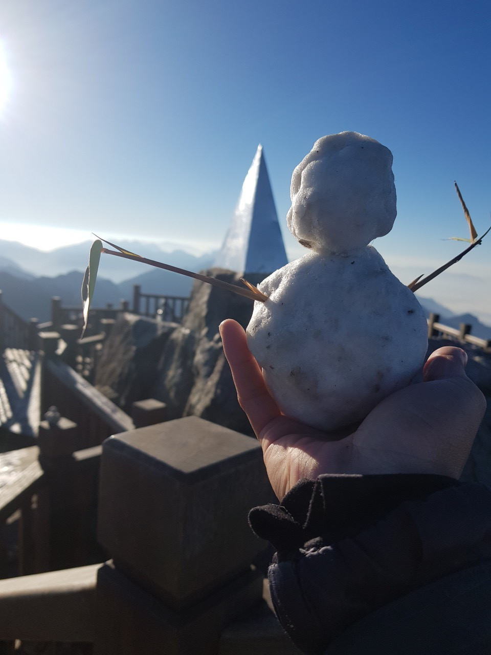 Bang gia tiep tuc xuat hien, phu kin mat chop Fansipan 3.143m-Hinh-2