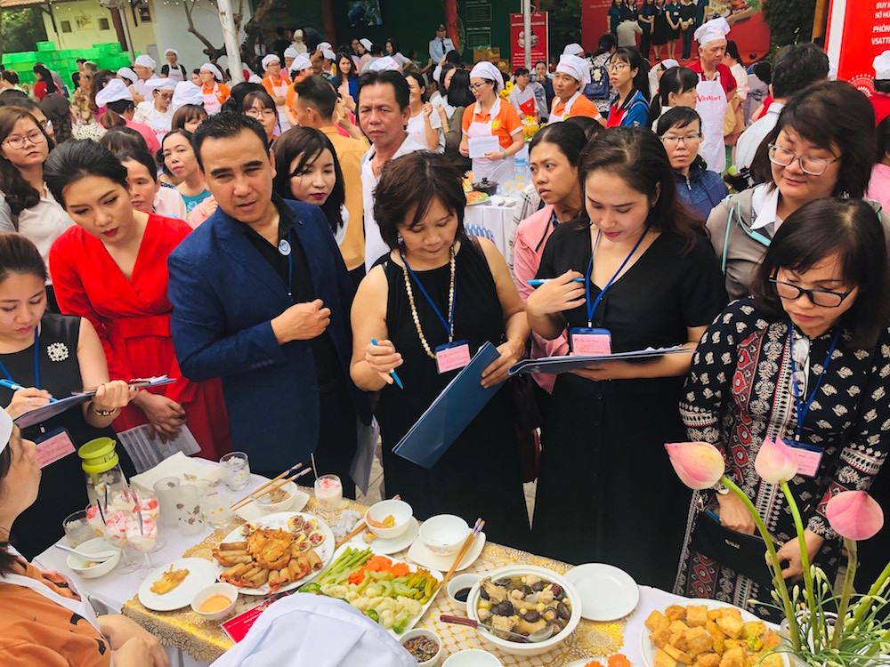 Hang tram chi em nguong mo khi nghe Quyen Linh chia se bi quyet nau an ngon