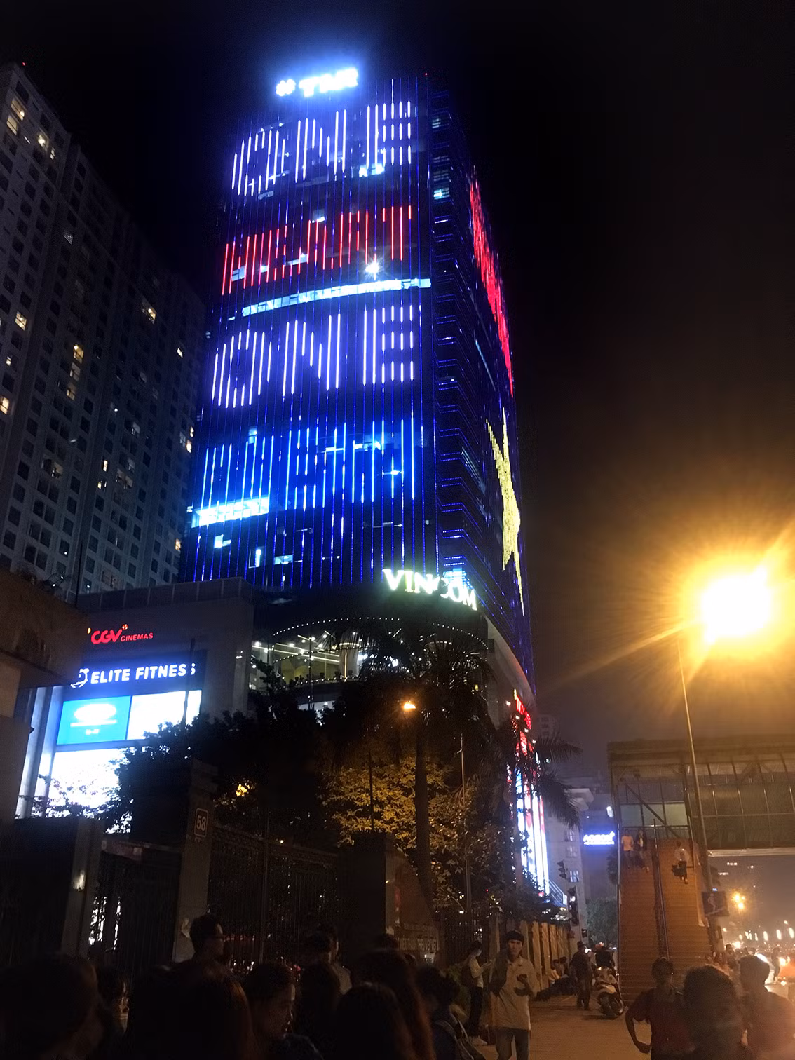 Quoc ky bang den led khong lo co vu doi tuyen Viet Nam-Hinh-2