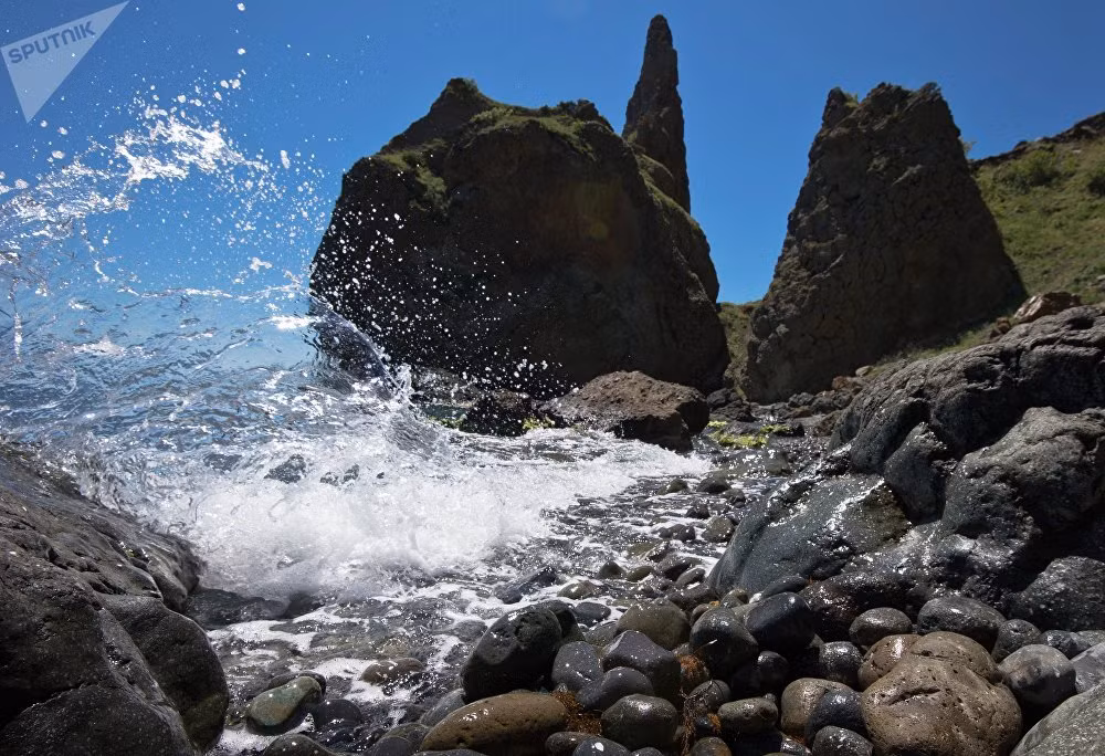 Từng đợt sóng biển ập vào bãi đá bên bờ biển ở Vịnh Pozzolan thuộc khu bảo tồn thiên nhiên này.