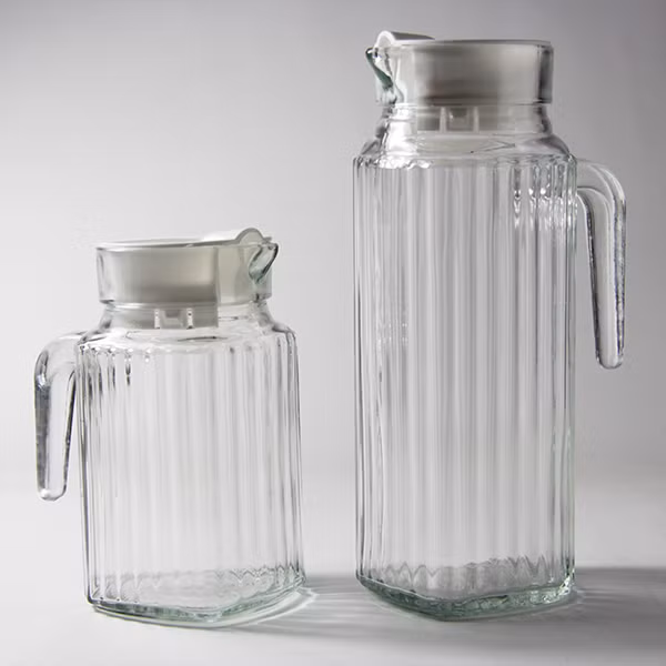 Bạn cũng không nên đặt chai nước thủy tinh vào ngăn đá tủ lạnh. Khi nhiệt độ giảm xuống, nước sẽ dãn nở ra trong khi đó chai nước thủy tinh co lại. Từ đó dễ gây vỡ, nổ chai nước.